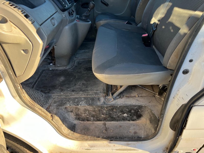 VAUXHALL VIVARO